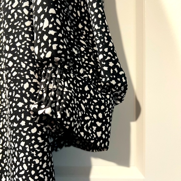 Gibson Look, medium, black/white, hi-lo blouse with animal print & smocked cuff - Picture 3 of 5